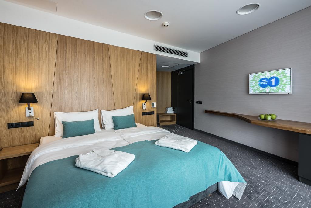 Regatta Hotel Restauracja Spa Poznań Rum bild
